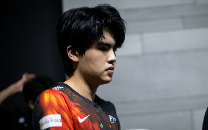 赛地聚焦——德甲今晚热度飙升，国际米兰再遭质疑，悬念犹存，更衣室氛围转暖的简单介绍-开云网址